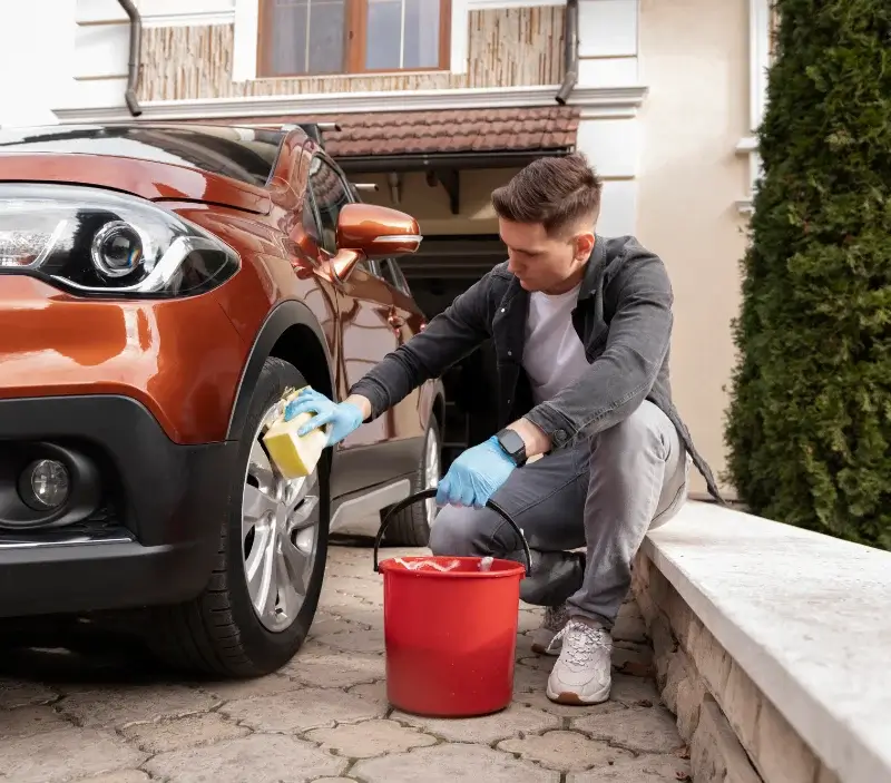 Lavage auto à domicile Touffreville-la-Corbeline : professionnel intervenant sur un véhicule